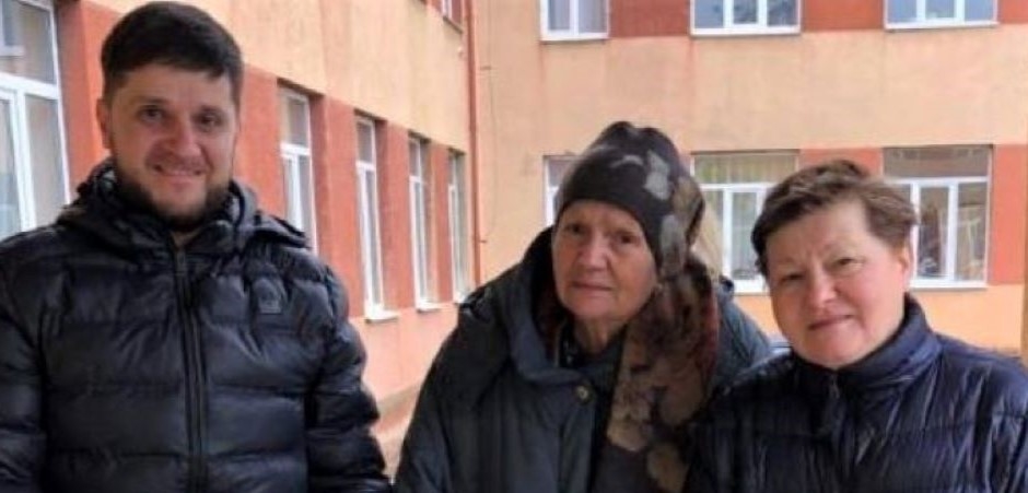 Drei Personen stehen zusammen, sie helfen, Herzcare in die Häuser in der Ukraine zu bringen.
